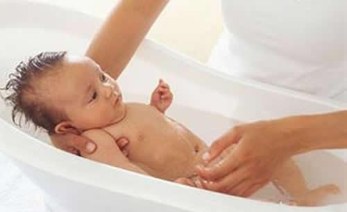宝宝湿疹可以洗澡吗 一个月宝宝湿疹可以洗澡吗