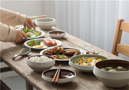 夏天晚饭吃什么比较好（夏天晚饭吃什么比较好吃）