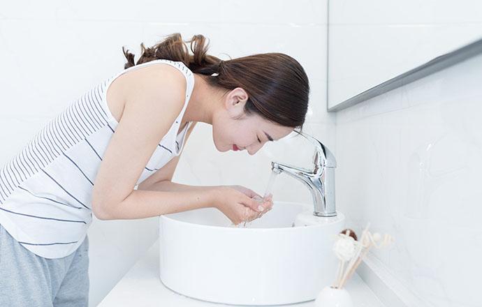 夏天用温水洗脸好还是冷水 夏天冷水洗脸好还是热水洗脸好