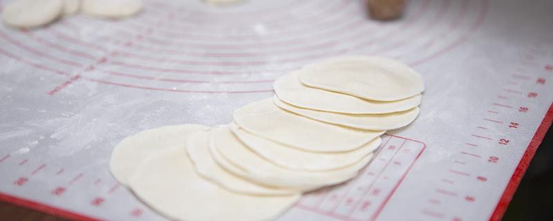 饺子皮葱油饼的做法 饺子皮葱油饼的做法窍门