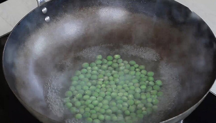 青豆炒香菇怎么做好吃 青豆炒香菇的做法