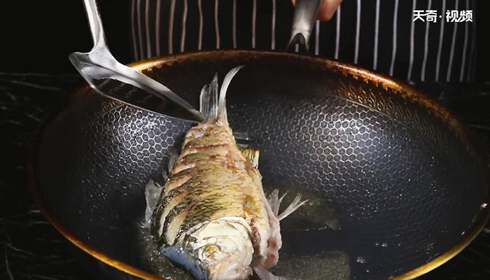 鲫鱼炖豆腐的做法 怎么做鲫鱼炖豆腐