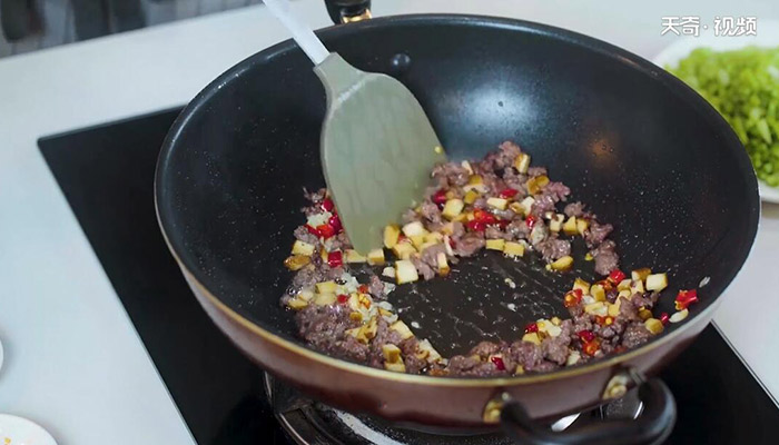 芹菜牛肉粒的做法 芹菜牛肉粒怎么做