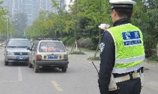 等红灯被交警拍照怎么回事 等红灯被交警拍照怎么回事儿