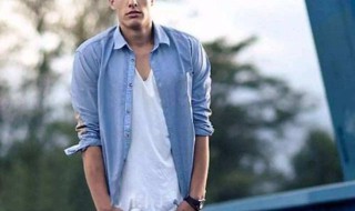 男生穿什么颜色的衣服显白（皮肤黑的男生穿什么颜色的衣服显白）