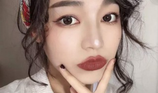 冷色口红搭配什么颜色衣服好看 冷色口红搭配什么颜色衣服好看图片