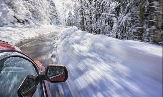 下雪天路面结冰怎么开车（雪后路面结冰怎么开车）