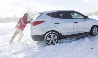 雪地开车打滑 雪地开车打滑视频