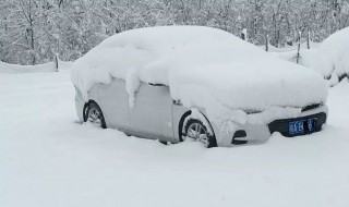 下雪天开车玻璃结冰怎么办（雪天开车车玻璃结冰）