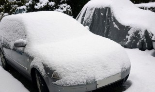 下雪路面结冰怎么开车（下雪路面结冰怎么开车呢）