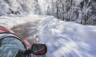 冰雪路面行车要注意什么（冰雪路面行驶时应注意什么）