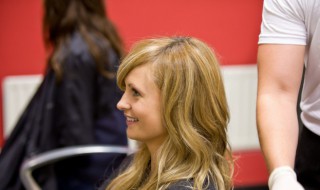 焗头发和染头发的区别（焗油能把白头发焗黑吗）