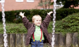 男小孩衣服色彩搭配技巧（小男孩的衣服颜色怎么搭配）