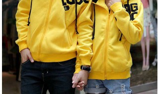 黄色卫衣配什么外套 黄色卫衣配什么外套好看
