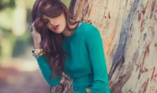 绿色衣服搭配什么颜色的裤子好看（绿色衣服配啥颜色裤子好看）