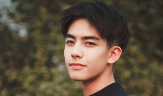 男性如何留中分好看（男生怎么留中分头）