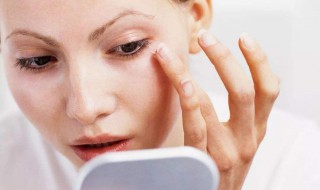 先擦水还是先擦乳?（洗完脸先擦水还是先擦乳）