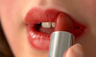 口红雨衣涂在口红前面还是后面 口红的雨衣