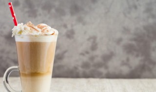 鸭嘴杯和吸管杯的区别（六个月喝奶用奶瓶还是鸭嘴杯）