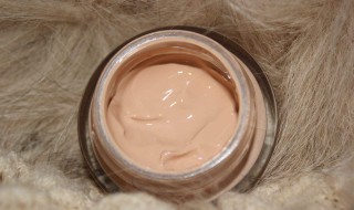 粉底过期还能使用吗（粉底过期还能使用吗有毒吗）