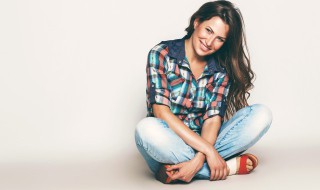 格子衫配什么颜色衣服 格子衫配什么颜色衣服女