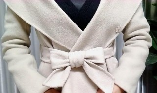 系风衣后面的腰带的方法（风衣身后的腰带系法）