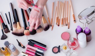 铁锈红适合什么肤色 铁锈红颜色显白吗