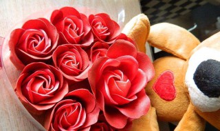 怎么用玫瑰花洗脸呢?（怎样用玫瑰花洗脸）