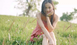 穿裙子的时候该怎么蹲下呢（穿裙子的时候该怎么蹲下呢图片）