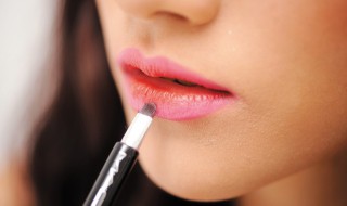 唇釉不掉色是因为含什么成分（唇釉不掉色是因为含什么成分的）