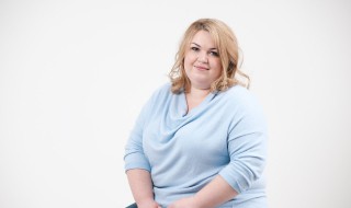 胖人怎么样穿衣服显年轻显瘦（胖人应该怎样穿衣服显瘦）