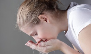 用什么洗脸美白（拿什么洗脸可以美白）