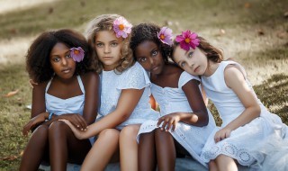 肤色黑穿什么颜色（肤色黑穿什么颜色衣服显白）