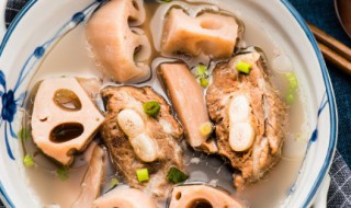 腊排骨莲藕汤的家常做法（腊排骨莲藕汤的家常做法大全）