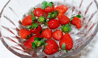 草莓要用盐水泡多久 草莓要用盐水泡多久吃