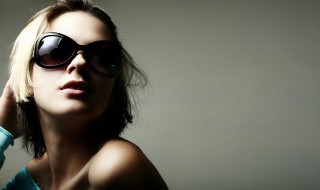 挑选太阳镜深灰色最佳 太阳镜黑色和灰色哪个好看