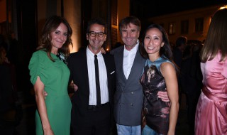 下身黑色短裤上身搭配什么（下面黑色短裤上面配什么上衣）