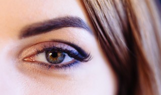 带眼睛的短句子 带上眼睛的说说