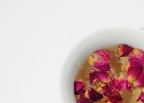 喝玫瑰花茶去除雀斑吗 喝玫瑰花茶去除雀斑吗女生