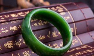 翡翠手镯b货价格（玉镯b货值多少钱）