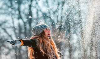 女人梦见大雪纷飞什么意思（梦见大雪纷飞预示着什么）