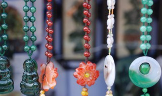 翡翠吊坠a货价格（翡翠吊坠a货价格多少一克）