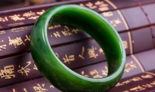 翡翠玉器手镯价格（翡翠手镯子价格）