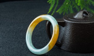 石榴石可以和玉镯一起戴吗 石榴石和玉镯一起戴好吗