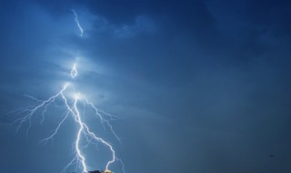 雷雨是什么季节的景物（雷雨是什么季节的雨）