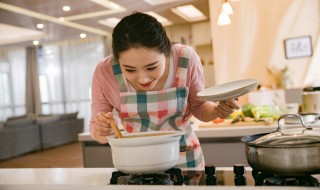 砂锅高汤的熬制方法及配料（砂锅高汤的熬制方法及配料教程）