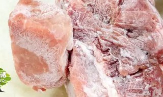 冻肉可以用热水化冻吗（冻肉可以直接用热水解冻吗）