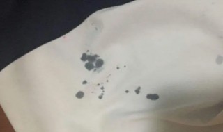 如何清除衣服上油性笔字迹（怎么去除衣服上油笔字迹）
