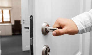 塑料膜老化粘门上如何清理 门上老化的塑料膜怎么清除