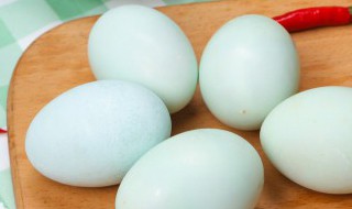 五香咸鸭蛋怎么腌制才出油好吃 五香咸鸭蛋的腌制方法 出油
